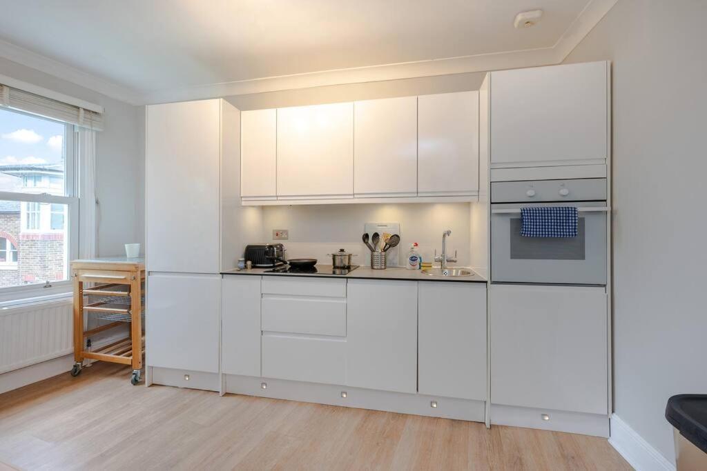 Cosy 2 Bed In Kensington Olympia Lägenhet London Exteriör bild